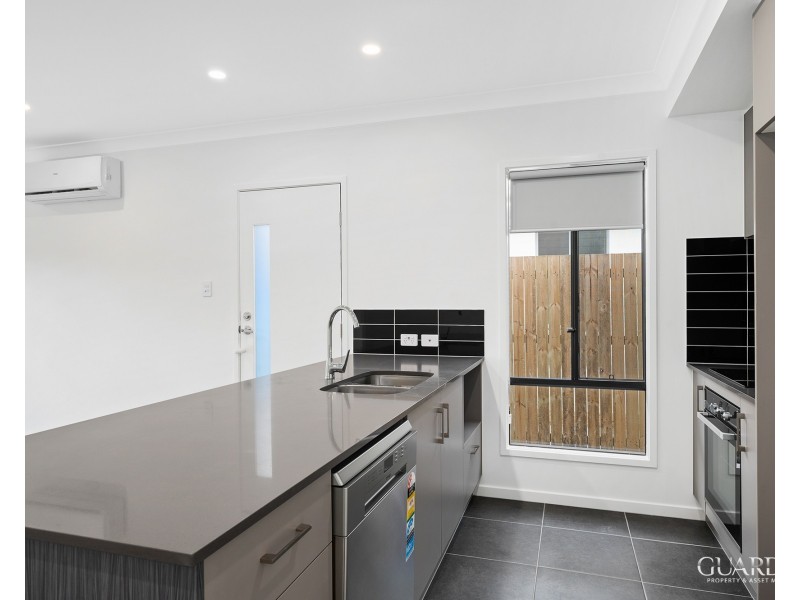 2/11 Claireview Street, Logan Reserve QLD 4133