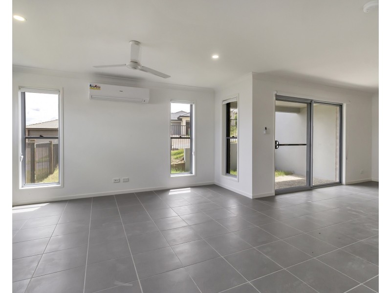 1/2 Nightshade Crescent, Pimpama QLD 4209