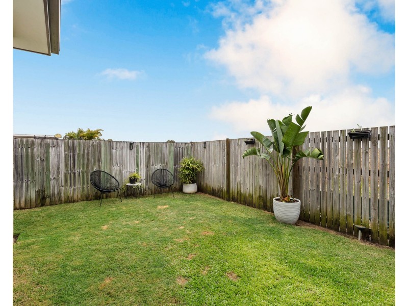 1&2/22 Adam Street, Beachmere QLD 4510