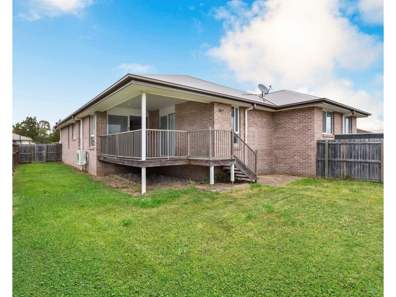 1&2/22 Adam Street, Beachmere QLD 4510