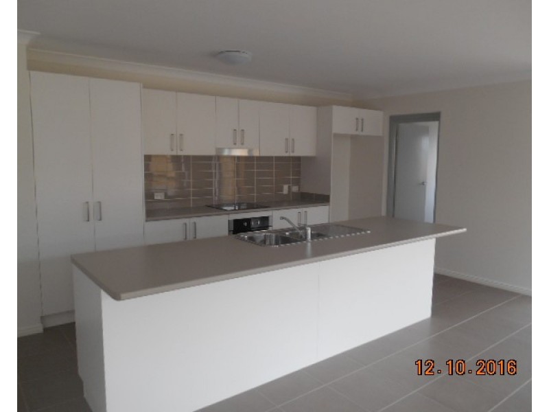 18 Meadows Circuit, Bellbird Park QLD 4300