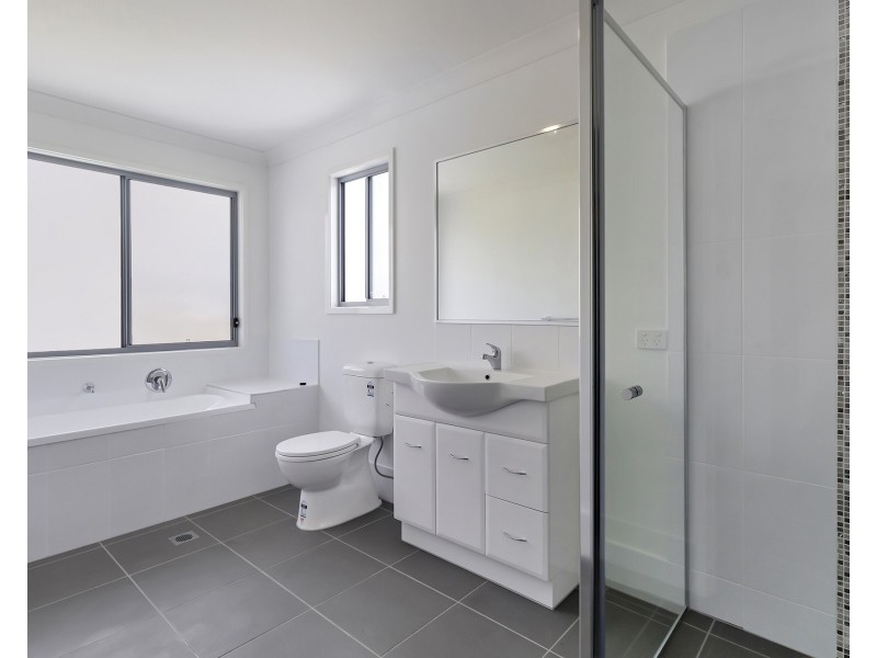 1/2 Nightshade Crescent, Pimpama QLD 4209