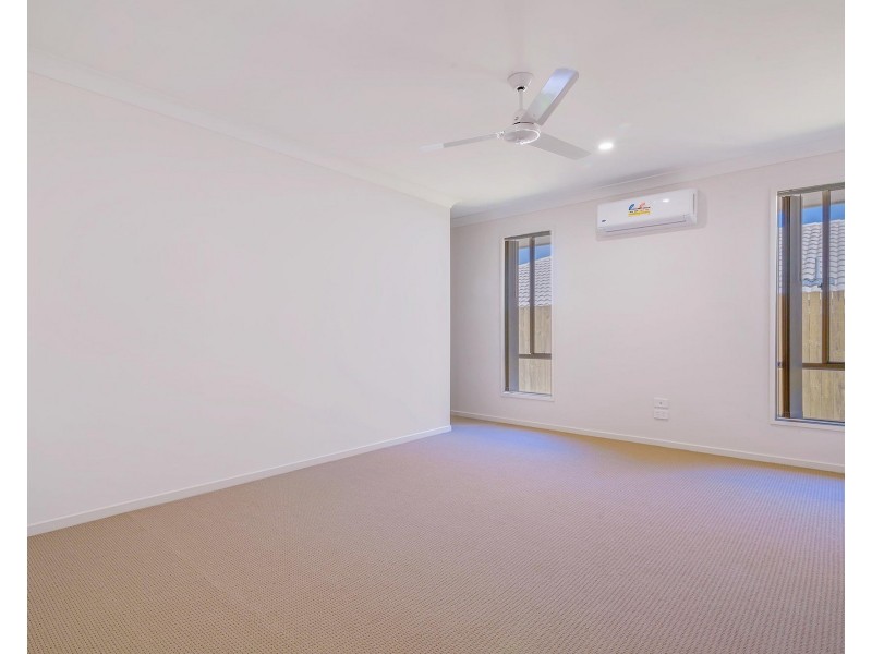 7 April Crescent, Bridgeman Downs QLD 4035