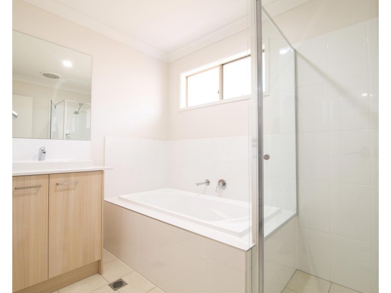 7 April Crescent, Bridgeman Downs QLD 4035