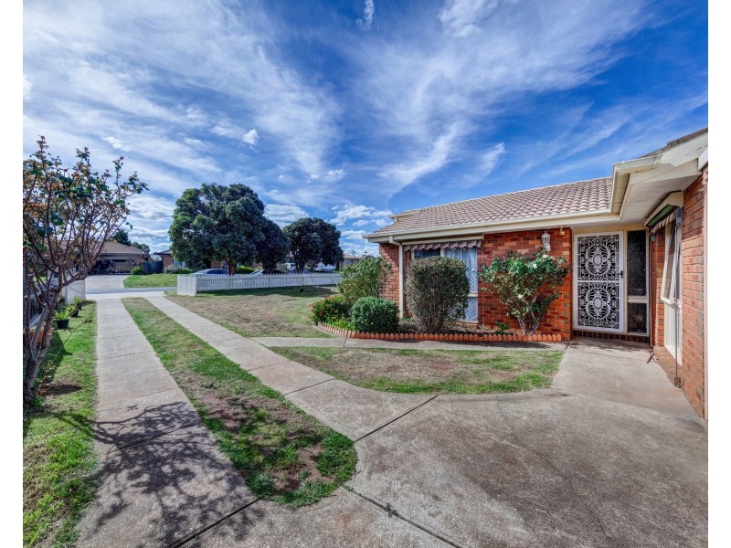 15 Evelyn Close, Melton West VIC 3337