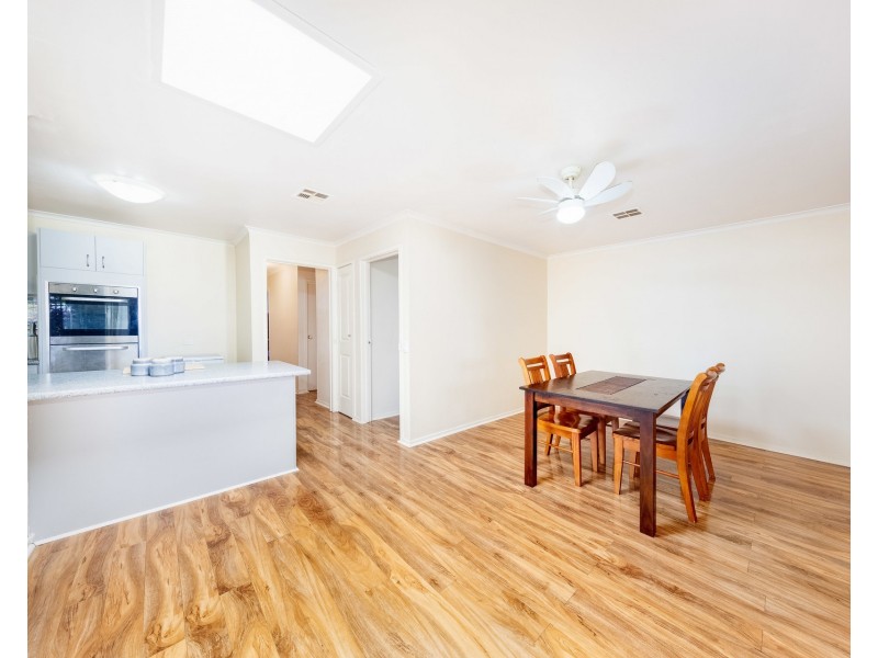 15 Evelyn Close, Melton West VIC 3337