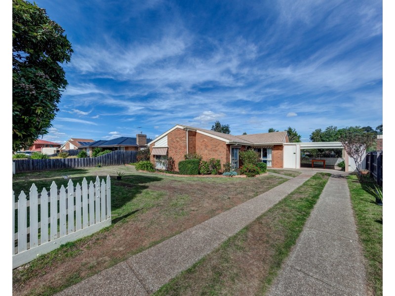 15 Evelyn Close, Melton West VIC 3337