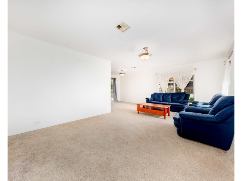 15 Evelyn Close, Melton West VIC 3337