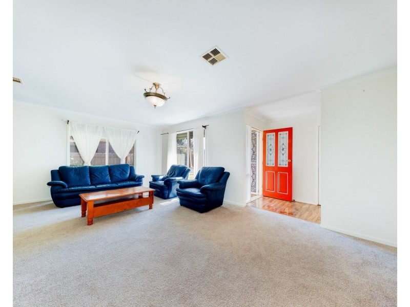 15 Evelyn Close, Melton West VIC 3337