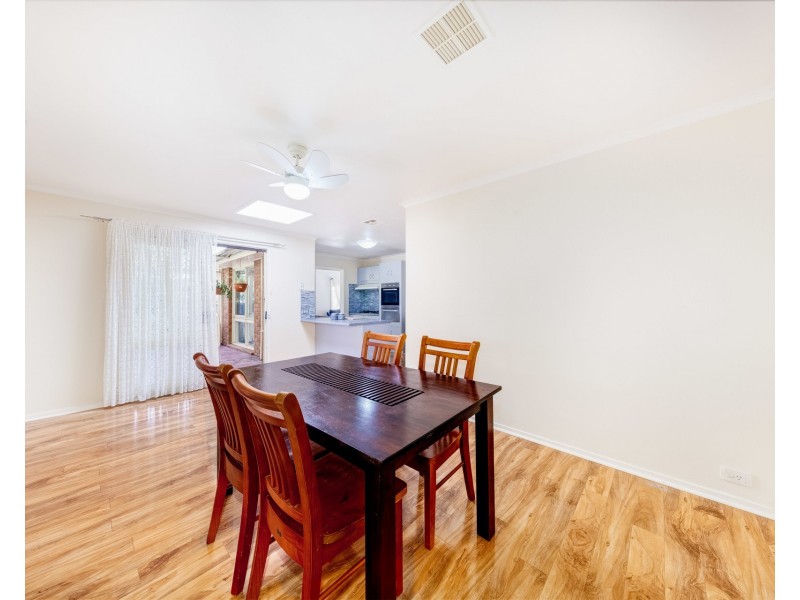 15 Evelyn Close, Melton West VIC 3337