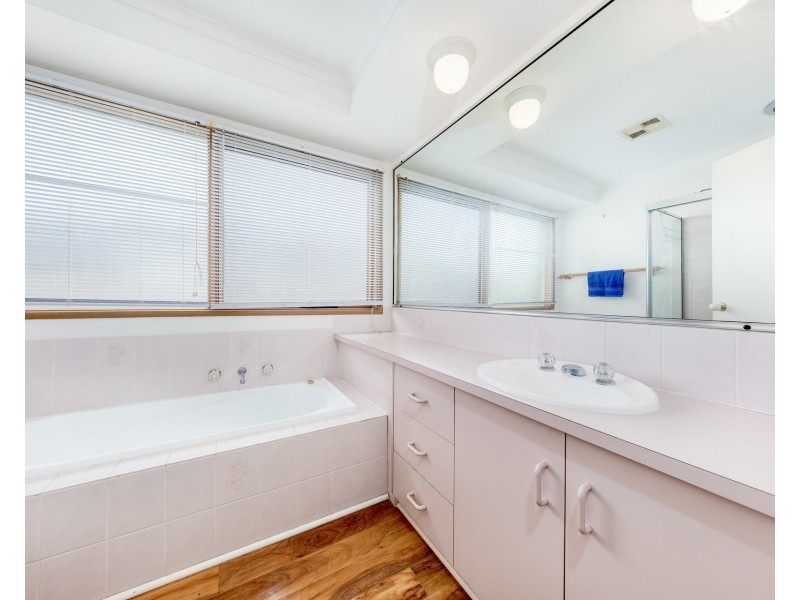 15 Evelyn Close, Melton West VIC 3337