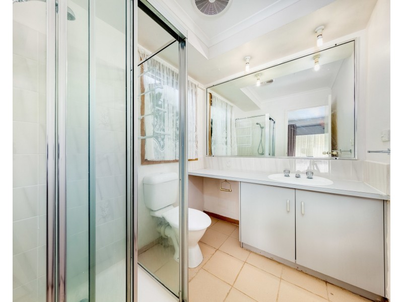 15 Evelyn Close, Melton West VIC 3337