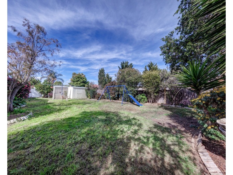 15 Evelyn Close, Melton West VIC 3337