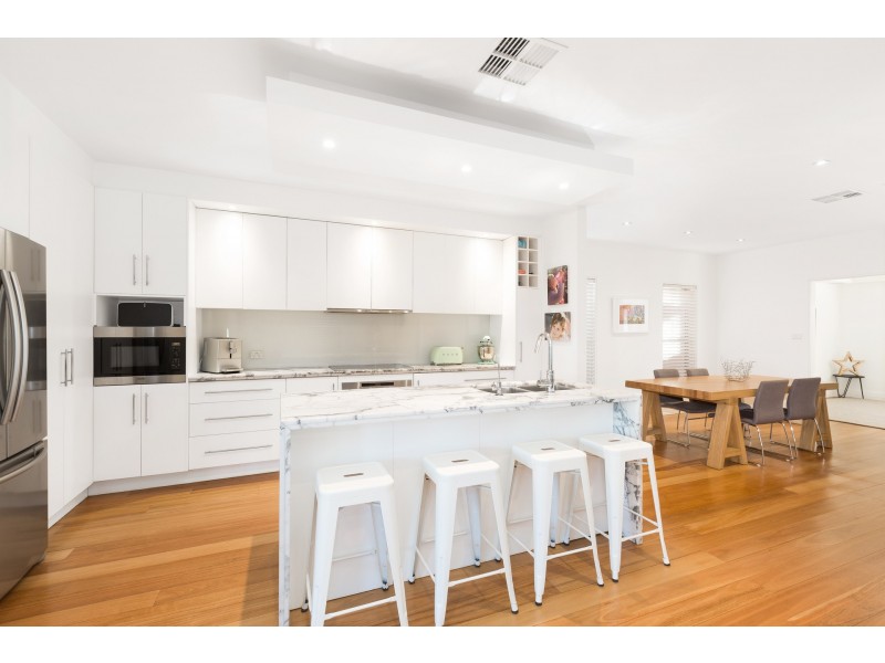 8 Seine Place, Miranda NSW 2228