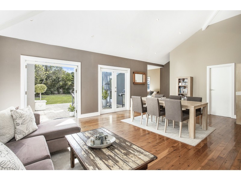 211 Oak Road, Kirrawee NSW 2232