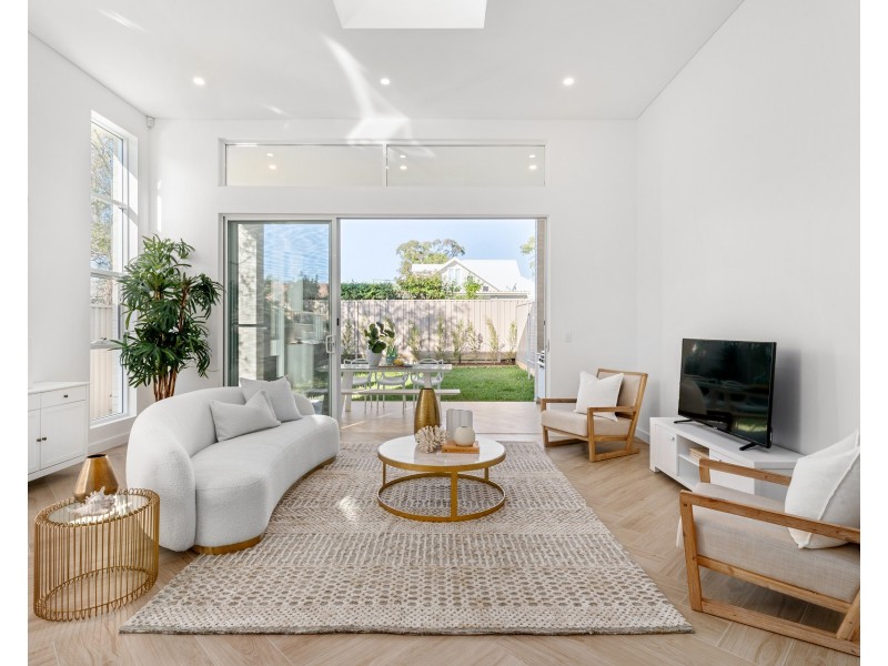 213b Oak Road, Kirrawee NSW 2232