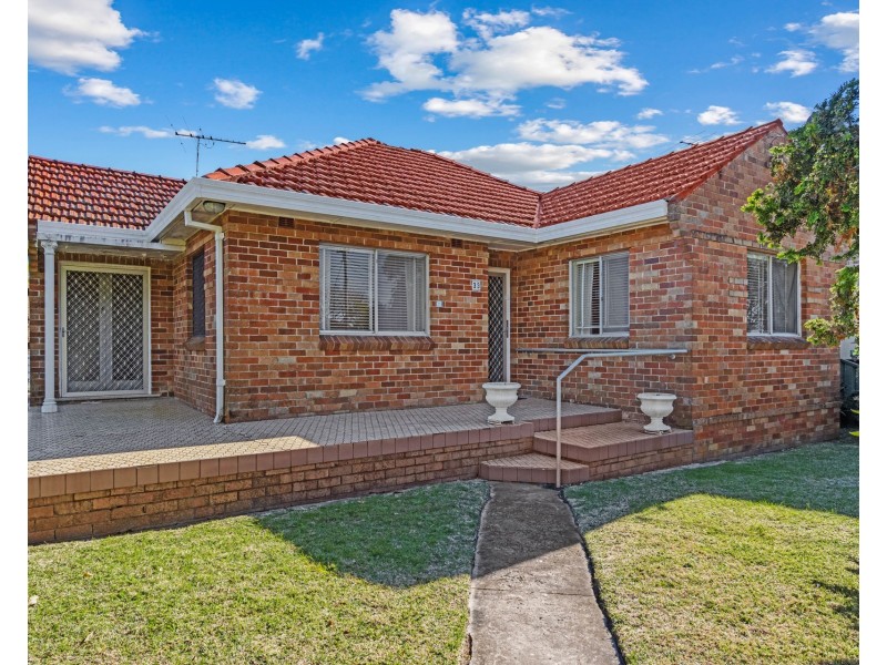 33 Girraween Avenue, Como NSW 2226