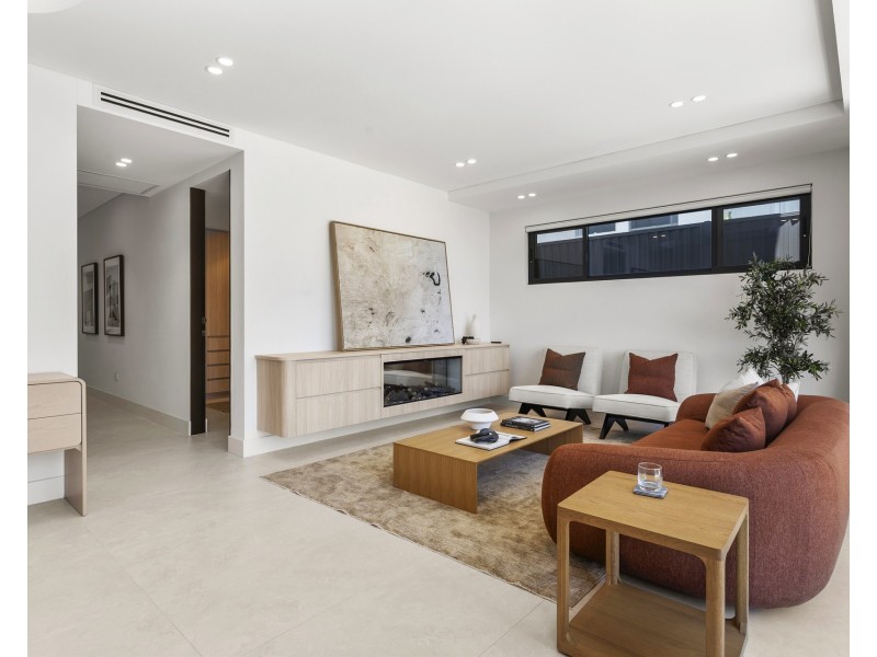 4b Rocklea Crescent, Sylvania NSW 2224