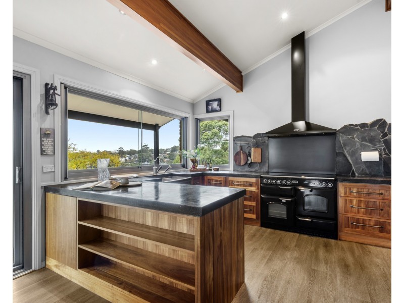 12 Stuart Close, Illawong NSW 2234