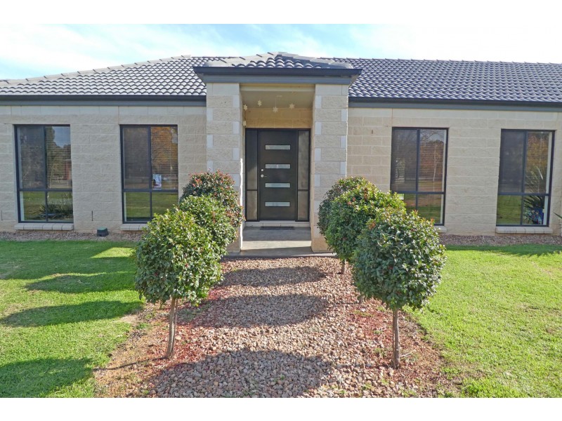 15 Carmaria Court, Kyabram VIC 3620