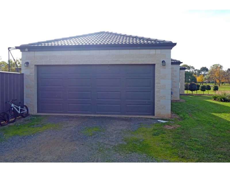 15 Carmaria Court, Kyabram VIC 3620