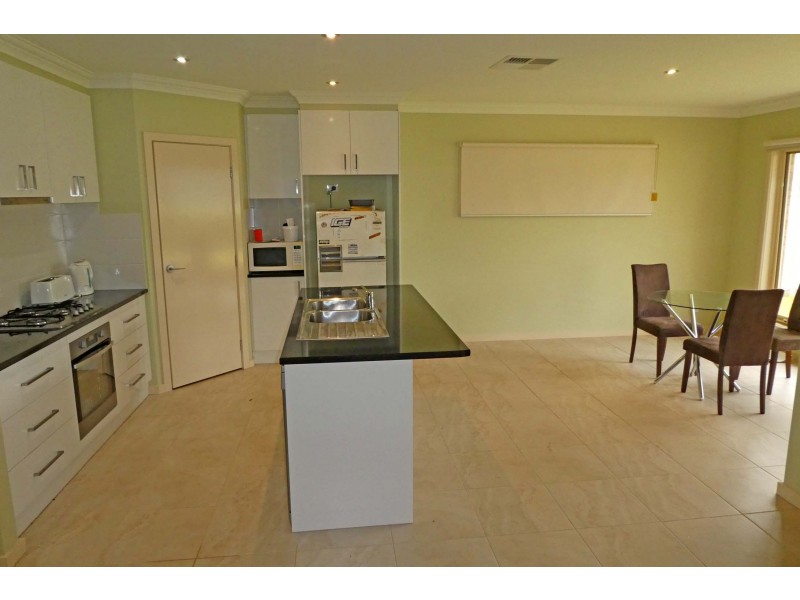 2/9 Hawkins Street, Kyabram VIC 3620