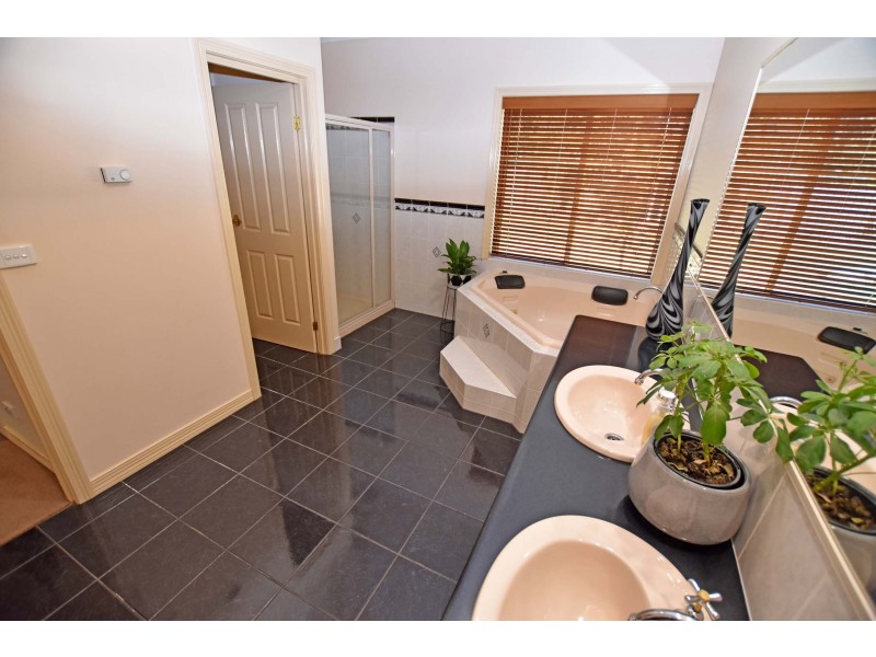 16 Deakin Grove, Tongala VIC 3621