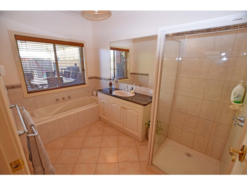 16 Deakin Grove, Tongala VIC 3621