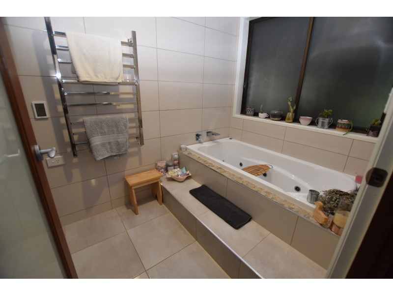 15 Devine Road, Kialla West VIC 3631