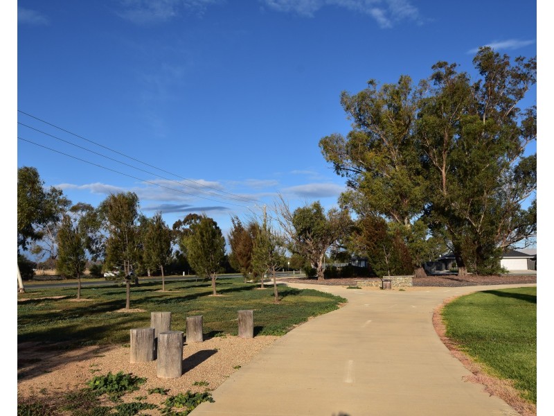 1,2,3,4 & 5 Orbit Place, Sunshine Estate, Kyabram VIC 3620
