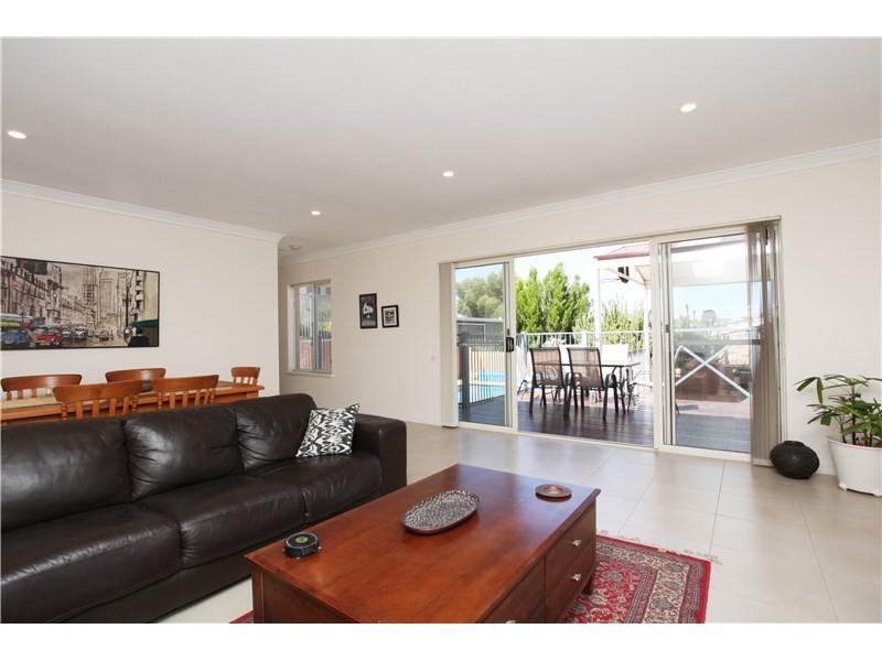 22 Simper Crescent, White Gum Valley WA 6162