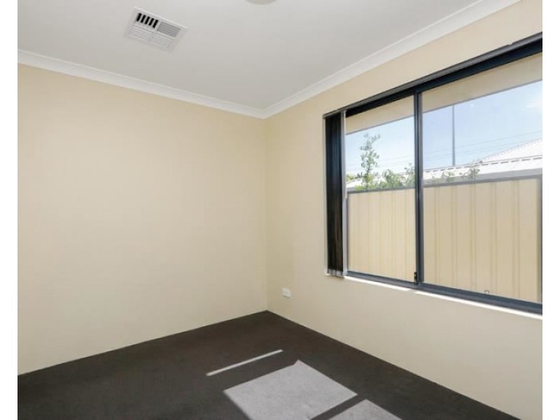 33 Leichhardt Crossing, Hammond Park WA 6164