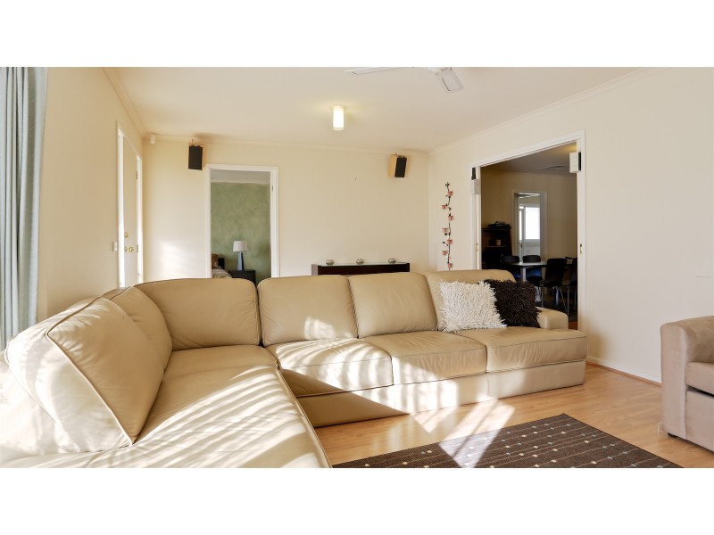 4 Chanro Crt, Bonnie Doon VIC 3720