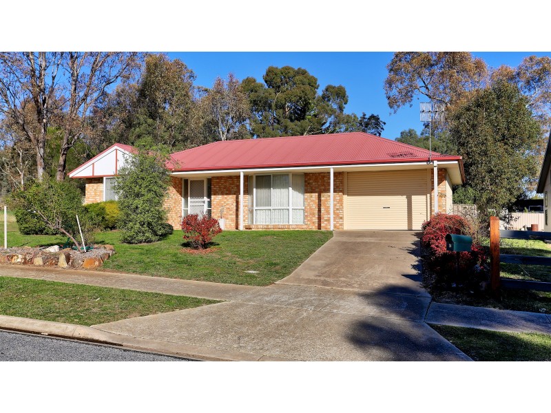 4 Chanro Crt, Bonnie Doon VIC 3720