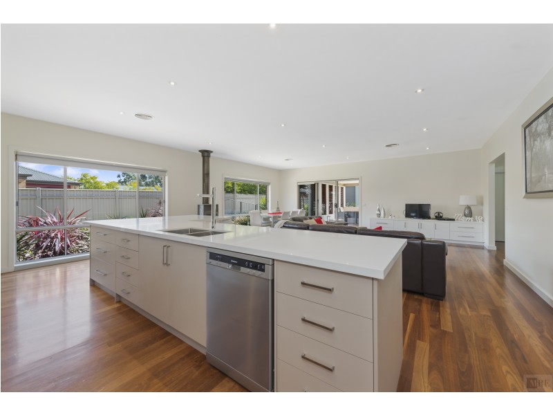 67 Cambridge Drive, Mansfield VIC 3722