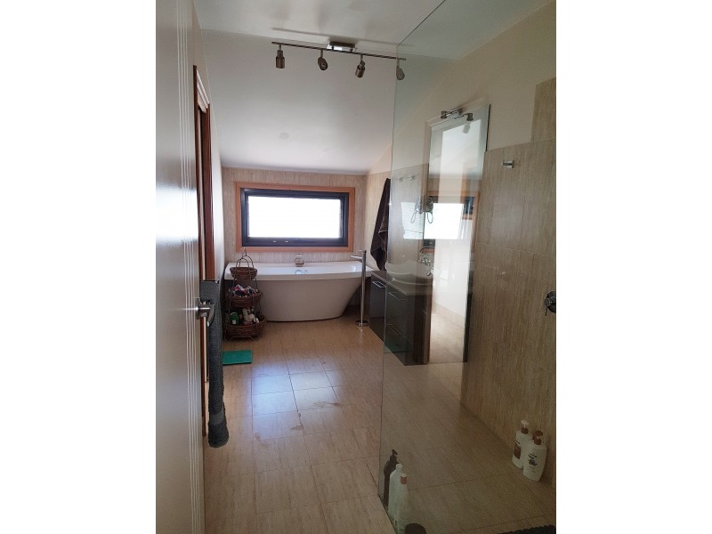 77 Willowlake Drive (Macs Cove), Mansfield VIC 3722