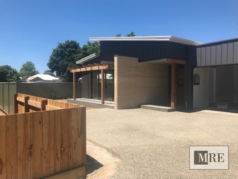 - Davies Street, Mansfield VIC 3722