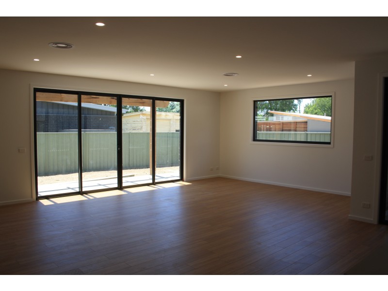 - Davies Street, Mansfield VIC 3722