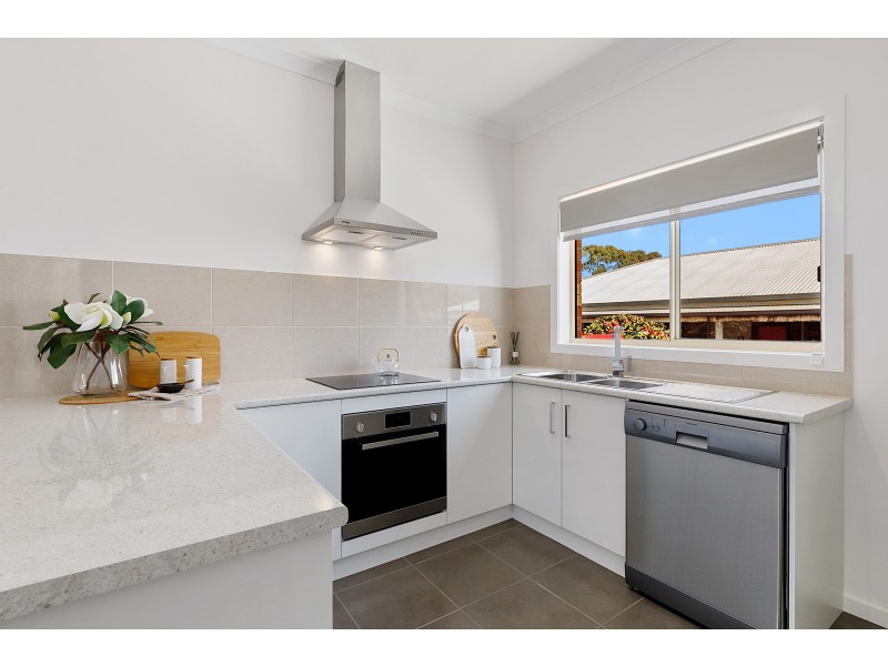 1/8 Somerset Crescent, Mansfield VIC 3722