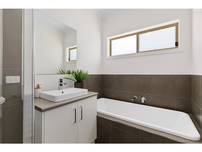 1/8 Somerset Crescent, Mansfield VIC 3722