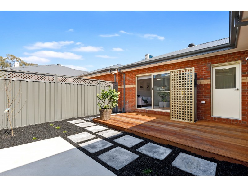 1/8 Somerset Crescent, Mansfield VIC 3722