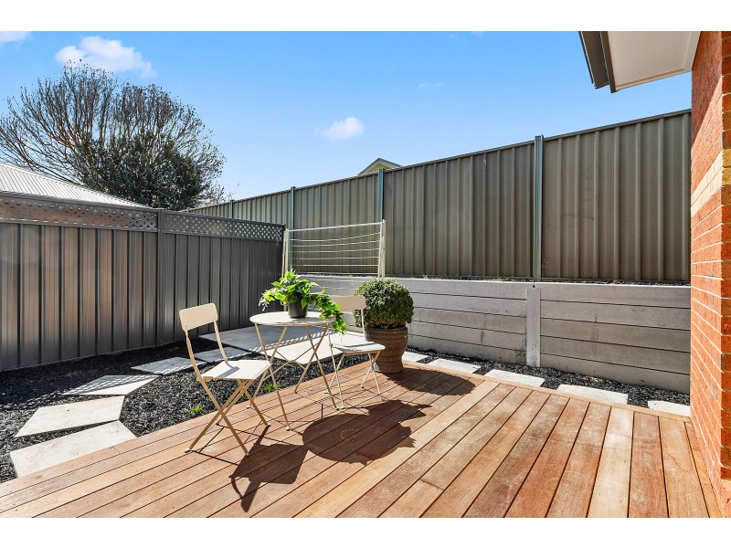 2/8 Somerset Crescent, Mansfield VIC 3722