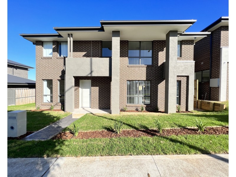 8 Potts Street, Oran Park NSW 2570