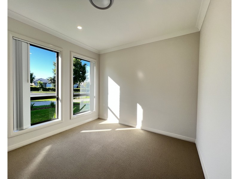 8 Potts Street, Oran Park NSW 2570