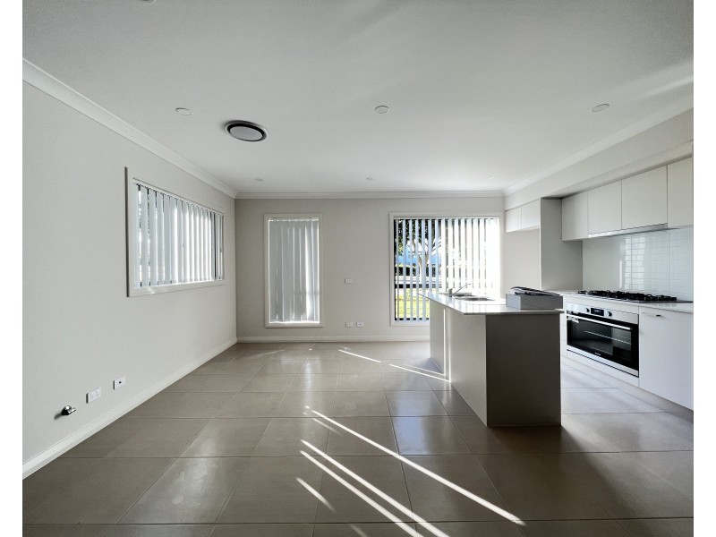 8 Potts Street, Oran Park NSW 2570