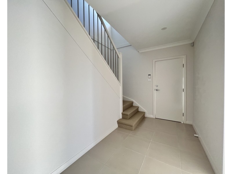 8 Potts Street, Oran Park NSW 2570
