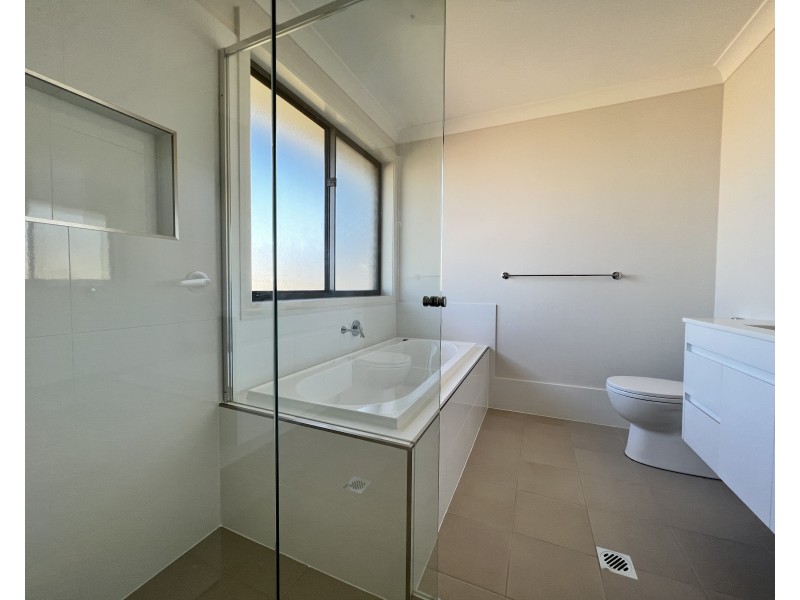 8 Potts Street, Oran Park NSW 2570