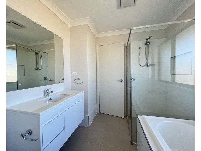 8 Potts Street, Oran Park NSW 2570