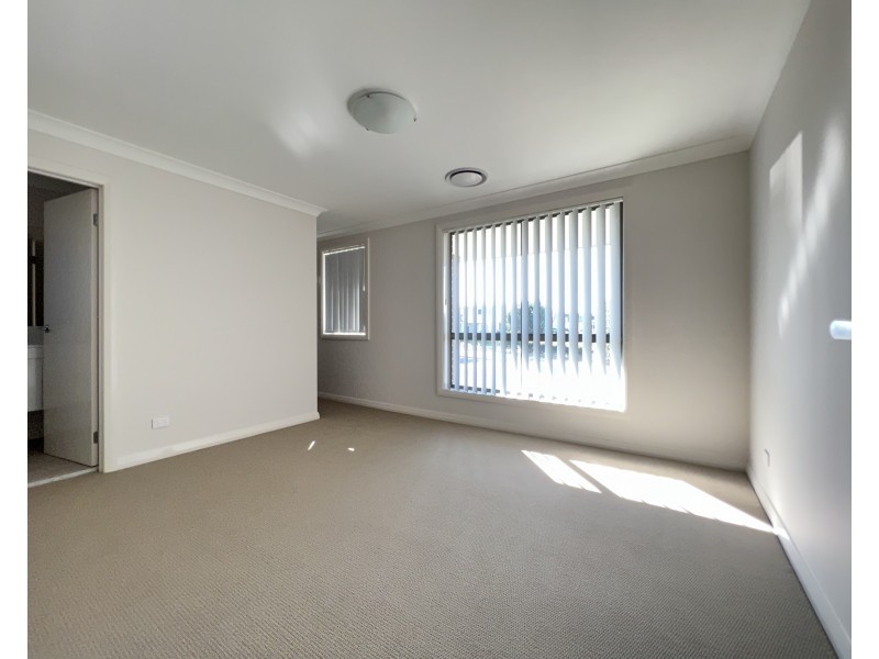 8 Potts Street, Oran Park NSW 2570