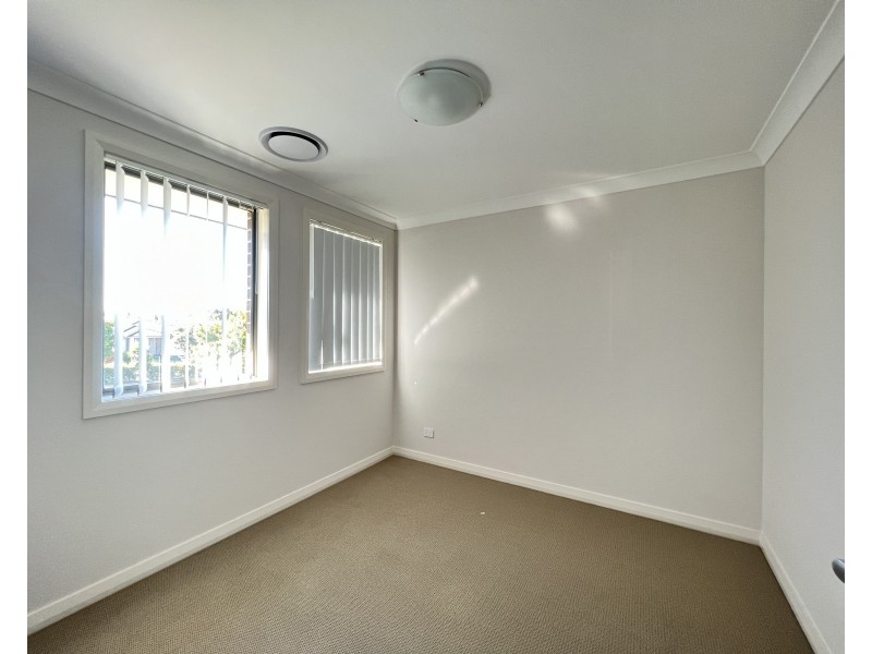 8 Potts Street, Oran Park NSW 2570